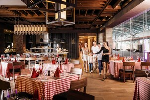 5 restaurantes; se sirve desayuno, almuerzo y cena; cocina española