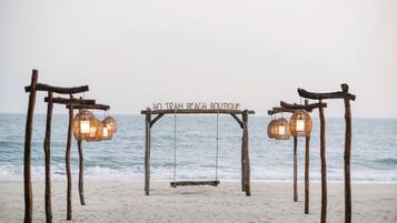 بالقرب من الشاطئ، كراسي للتشمس، مظلات الشاطئ، مناشف للشاطئ