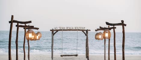 Nära stranden, solstolar, parasoller och strandhanddukar