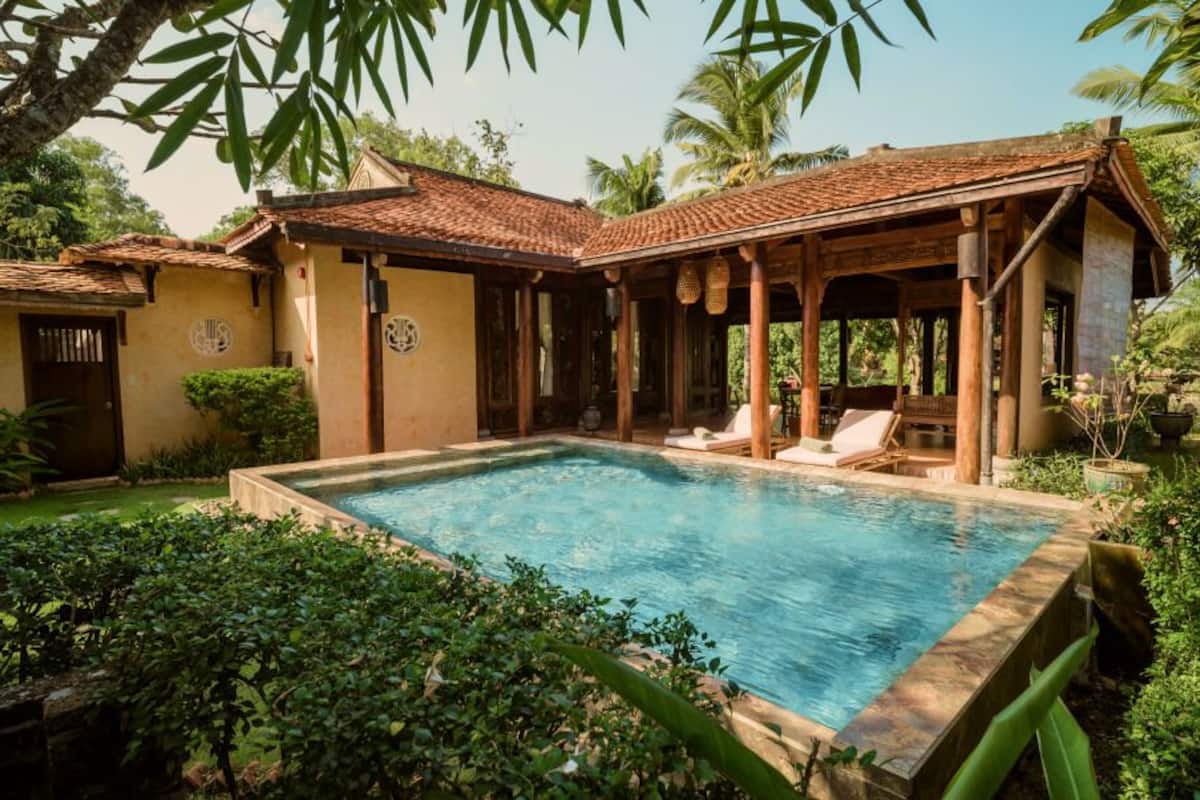 Villa, 1 soverom, privat basseng | Senger med overmadrass, minibar, safe på rommet og skrivebord