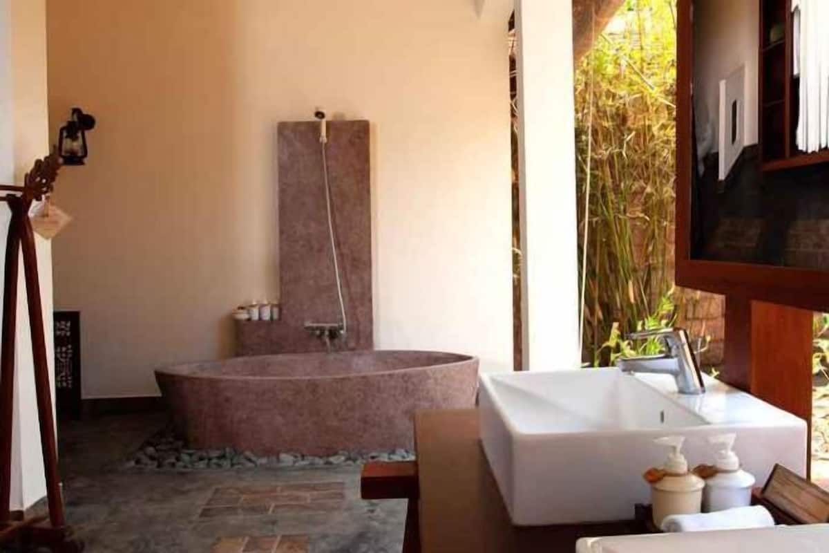 Badkamer | Een regendouche, gratis toiletartikelen, een haardroger, badjassen