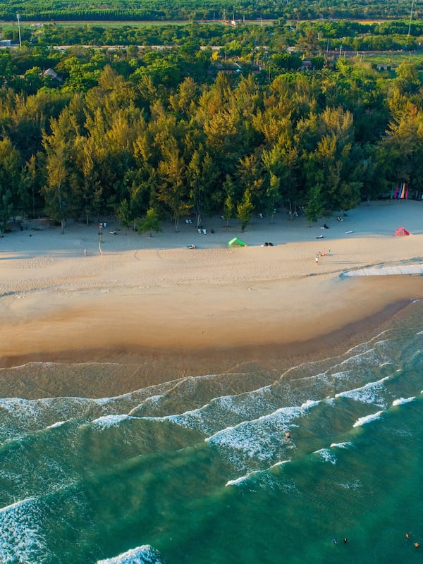 Beach nearby, sun loungers, beach umbrellas, beach towels