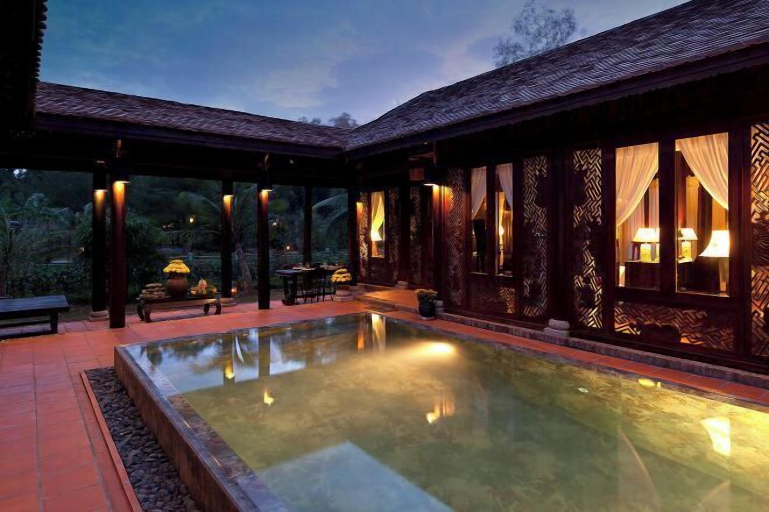 Basseng | 2 utendørsbassenger, bassengparasoller og solsenger