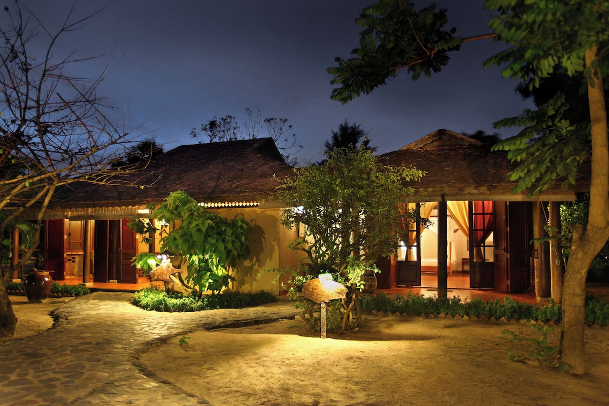 Familierom, hageutsikt (Premier) | Senger med overmadrass, minibar, safe på rommet og skrivebord