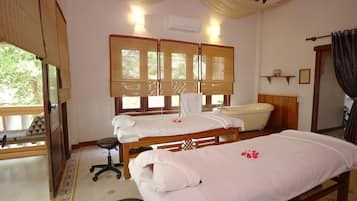 Een sauna, een bubbelbad, lichaamsbehandelingen, body wraps, body scrubs