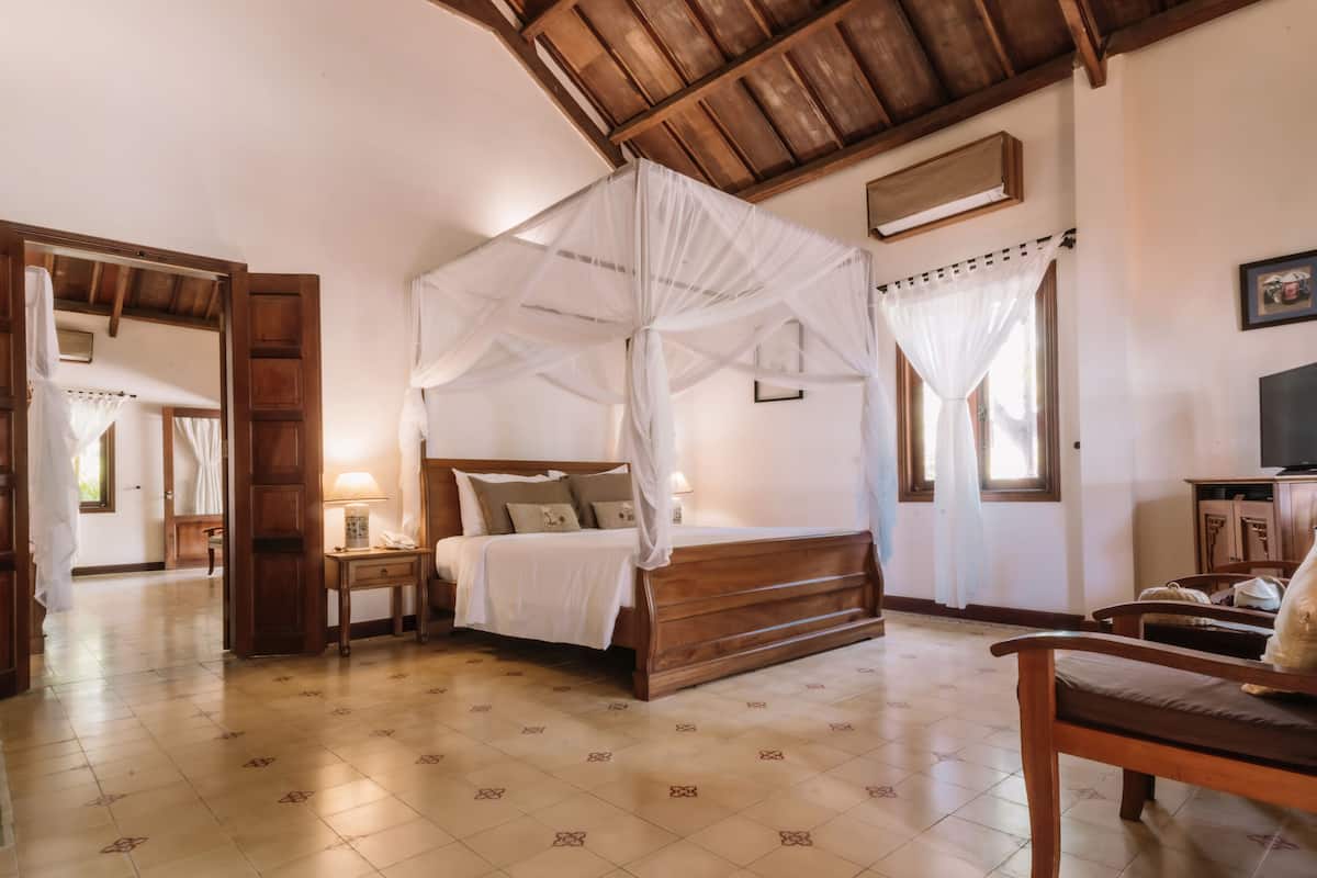 Rom – premier (Lagoon) | Senger med overmadrass, minibar, safe på rommet og skrivebord