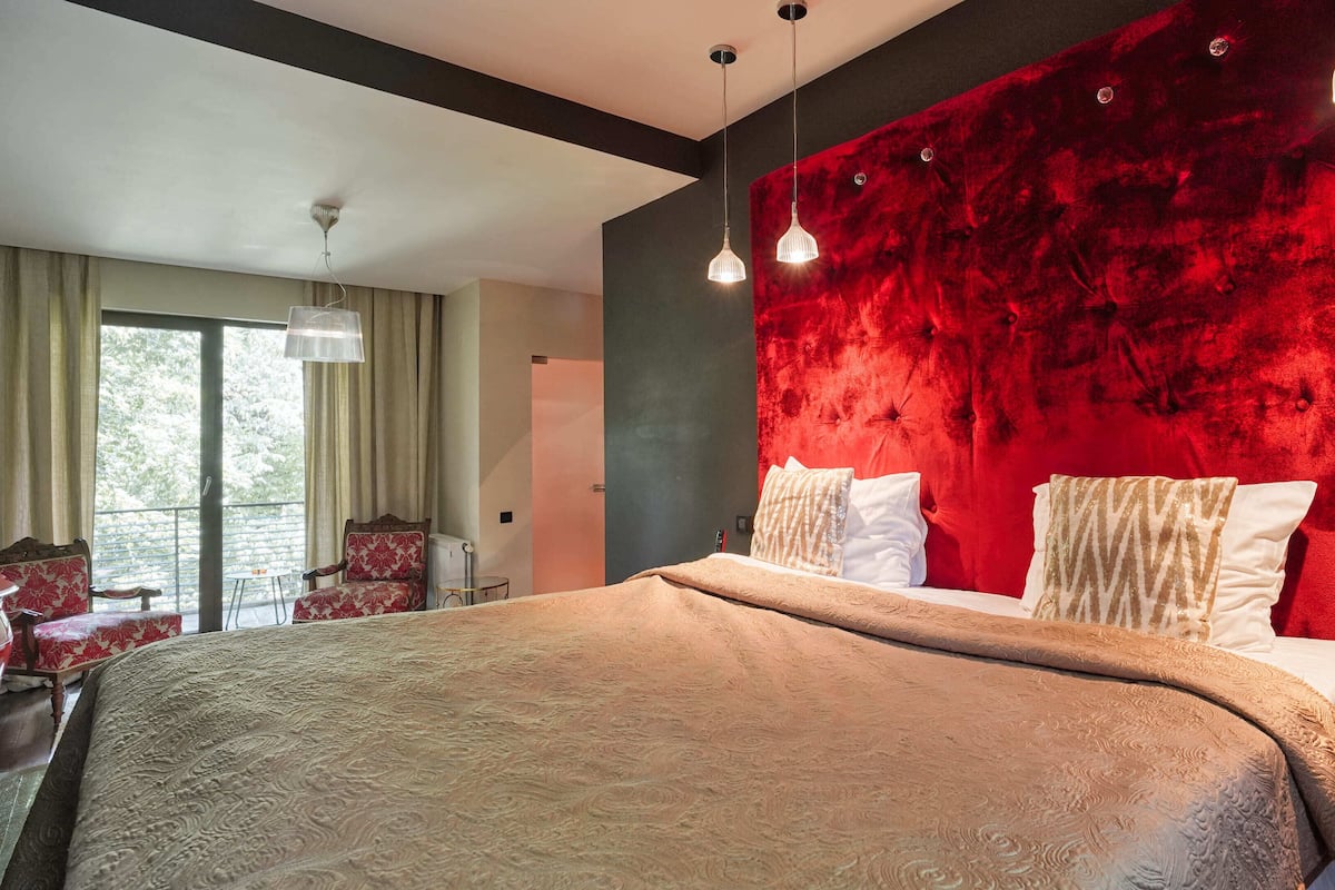 Habitación Deluxe doble, vistas al patio | Ropa de cama de alta calidad, minibar, caja fuerte
