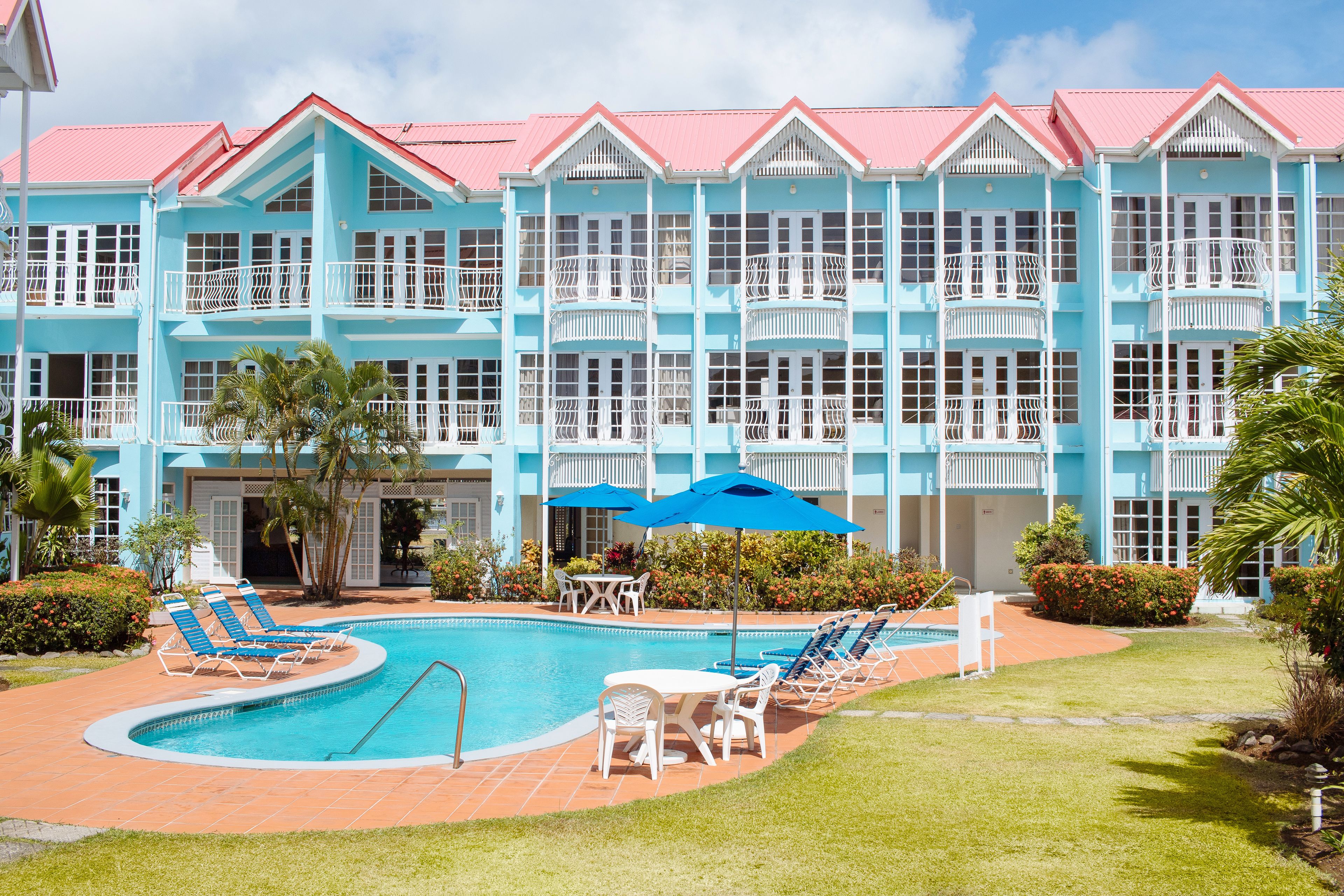 outdoor pool, pool loungers