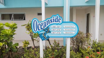 En skylt för Oceanside med rumsnummer och våningsbeteckningar.