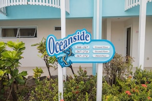 Identificação de Oceanside com números de quarto e indicações de andar.