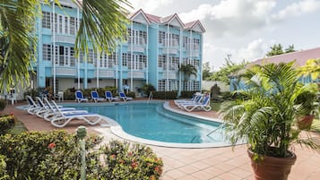 Outdoor pool, pool loungers