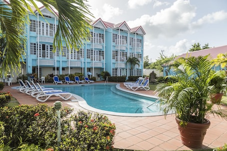 Outdoor pool, pool loungers