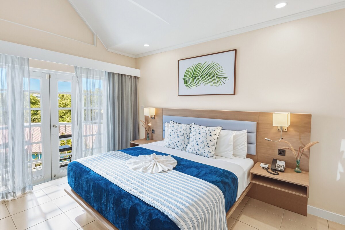 Habitación superior, 1 cama de matrimonio grande | Caja fuerte, escritorio, tabla de planchar con plancha y cunas gratuitas