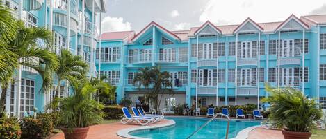 Outdoor pool, pool loungers