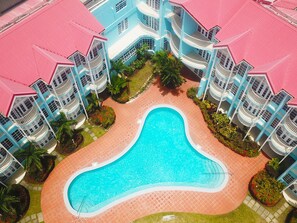 Una piscina al aire libre, tumbonas