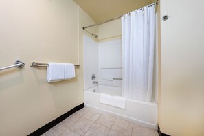 Chambre, 1 très grand lit, non-fumeur | Salle de bain | Articles de toilette (gratuits), serviettes fournies