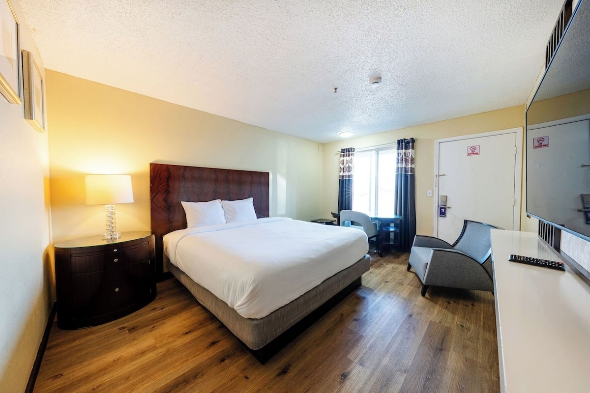 Desk, WiFi (free), bed sheets