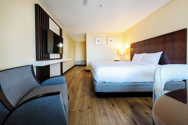 Room, 1 King Bed, Non Smoking | Desk, WiFi (free), bed sheets