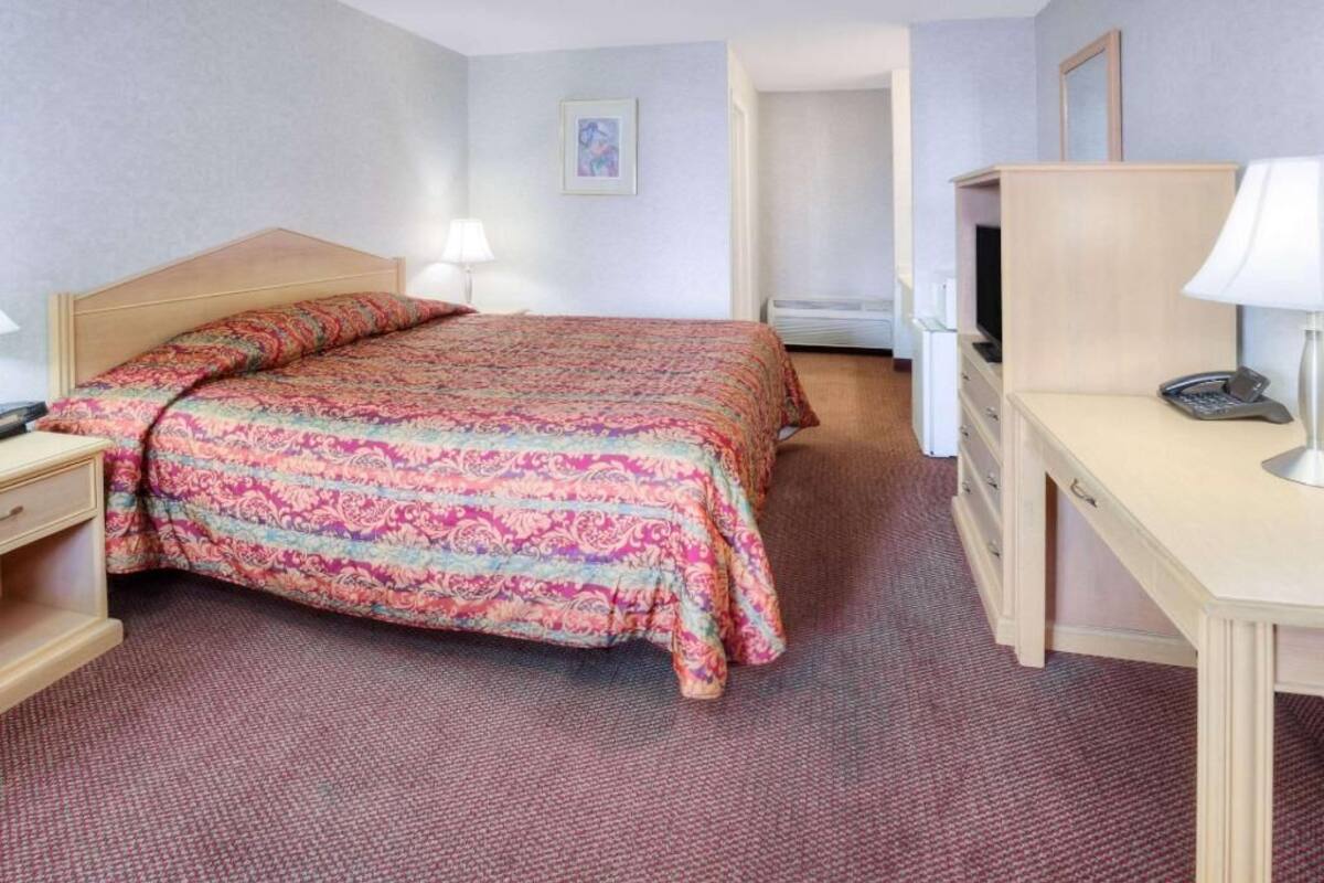 Desk, free WiFi, bed sheets