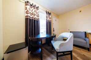 Habitación, 1 cama King size, para no fumadores | Escritorio, wifi gratis y ropa de cama 