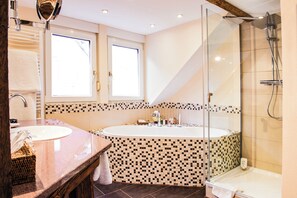 Familie appartement, 1 slaapkamer, balkon | Badkamer | Een douche, een haardroger, handdoeken