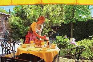 Café da manhã com buffet grátis todos os dias