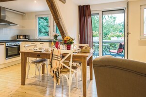 Apartamento família, 1 quarto, sacada | Opções para refeição no quarto