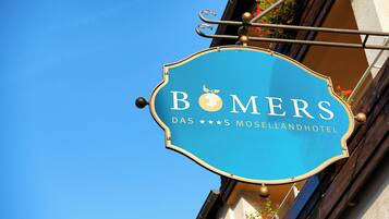 Ein Hotelschild mit der Aufschrift 'BOMERS' und 'Das ****s Mosellanhotel'.