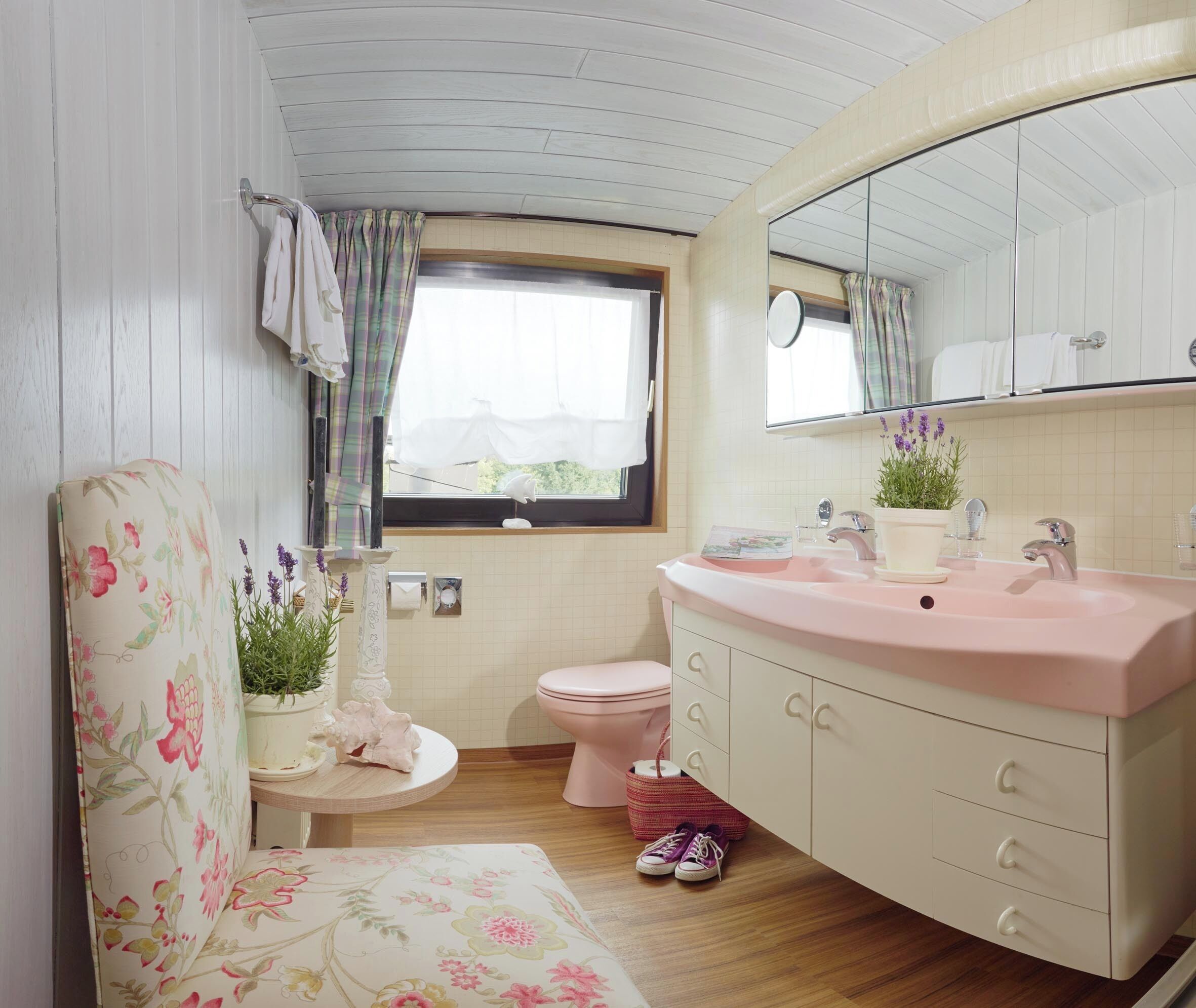 family apartment, balcony or loggia, approx 65 qm, quiet | bathroom | shower, hair dryer, towels