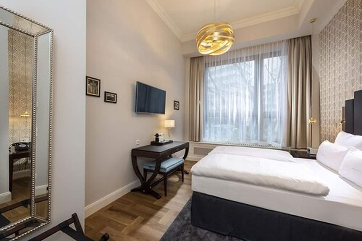 Habitación básica con 1 cama doble o 2 individuales | Minibar, caja fuerte, escritorio y sistema de insonorización