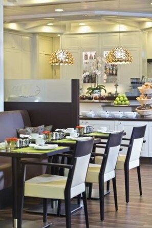 Café da manhã com buffet todos os dias mediante uma taxa