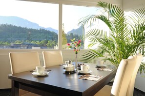 Khu vực ăn uống tại phòng