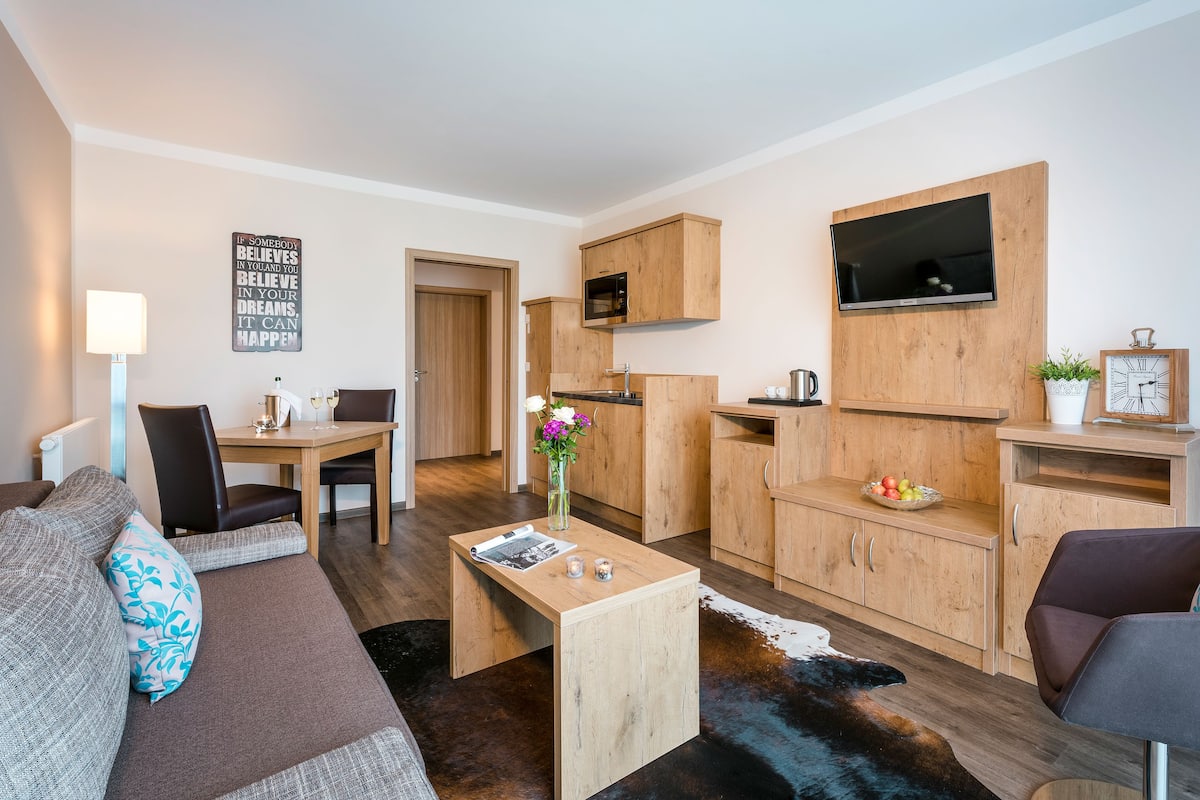 Suite | Living area | 32-inch flat-screen TV with cable channels, TV