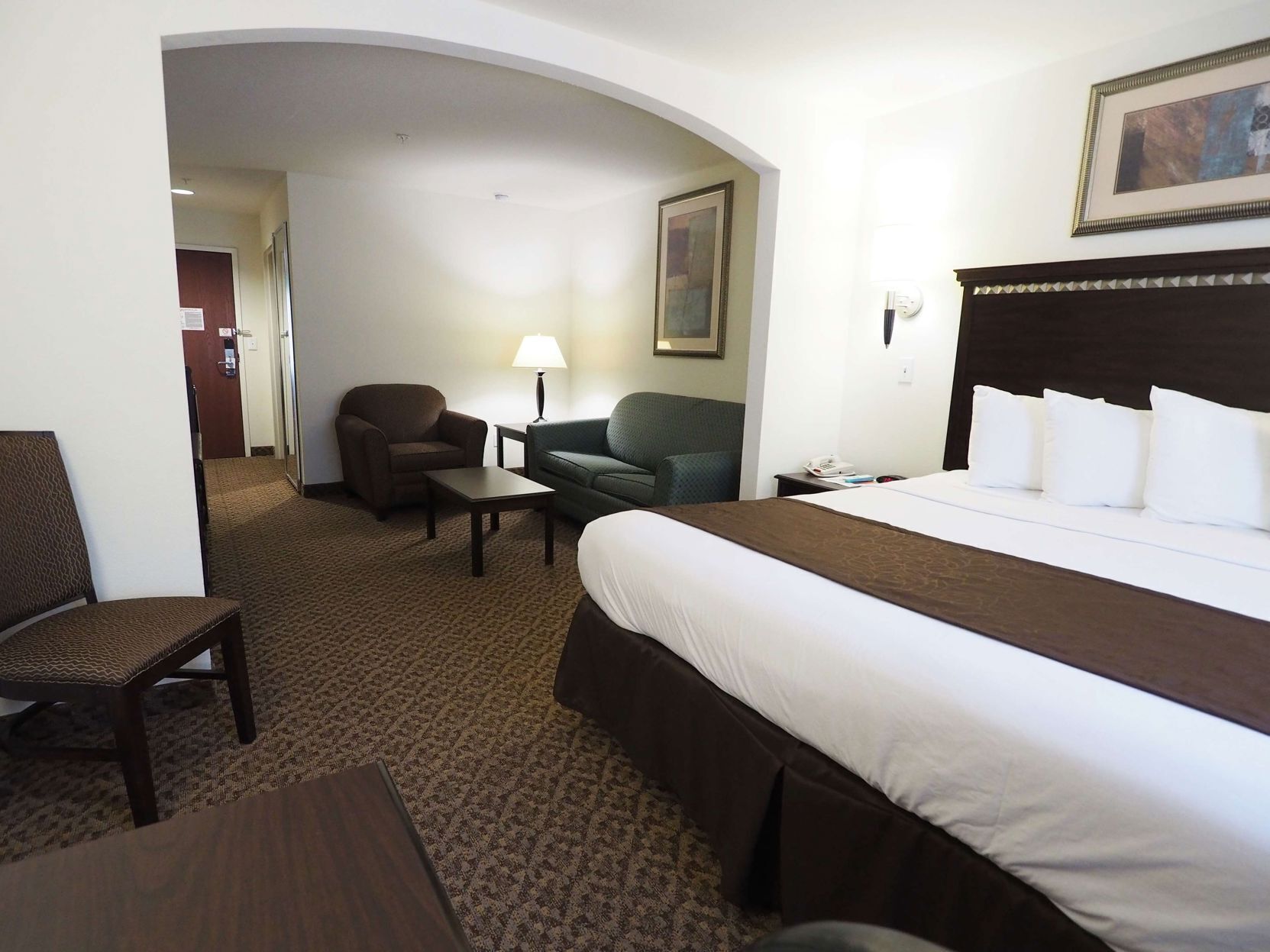 Bureau, rideaux d’obscurcissement, fer et planche à repasser