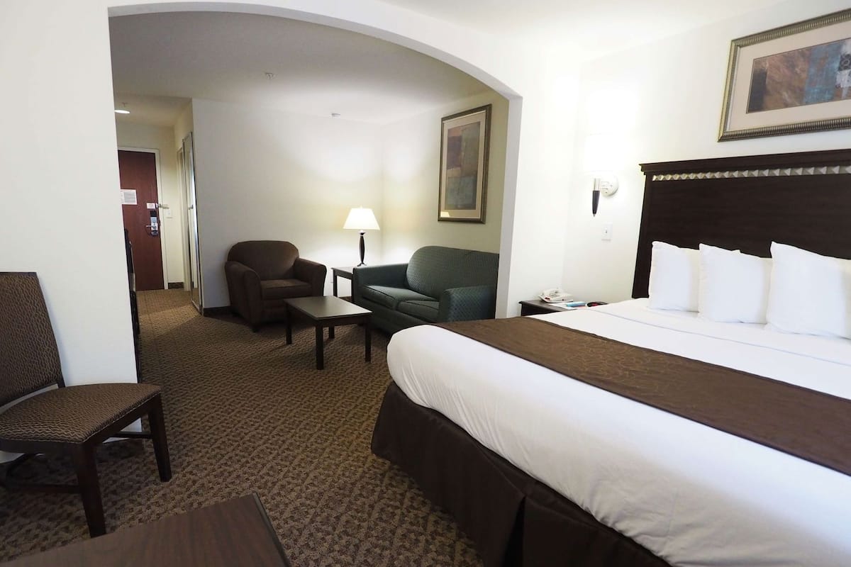 Bureau, rideaux dâobscurcissement, fer et planche Ă repasser