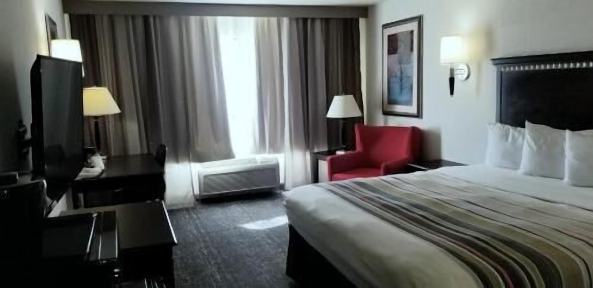 Bureau, rideaux d’obscurcissement, fer et planche à repasser