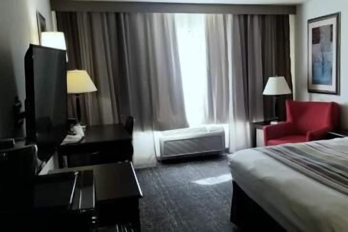 Bureau, rideaux dâobscurcissement, fer et planche Ă repasser