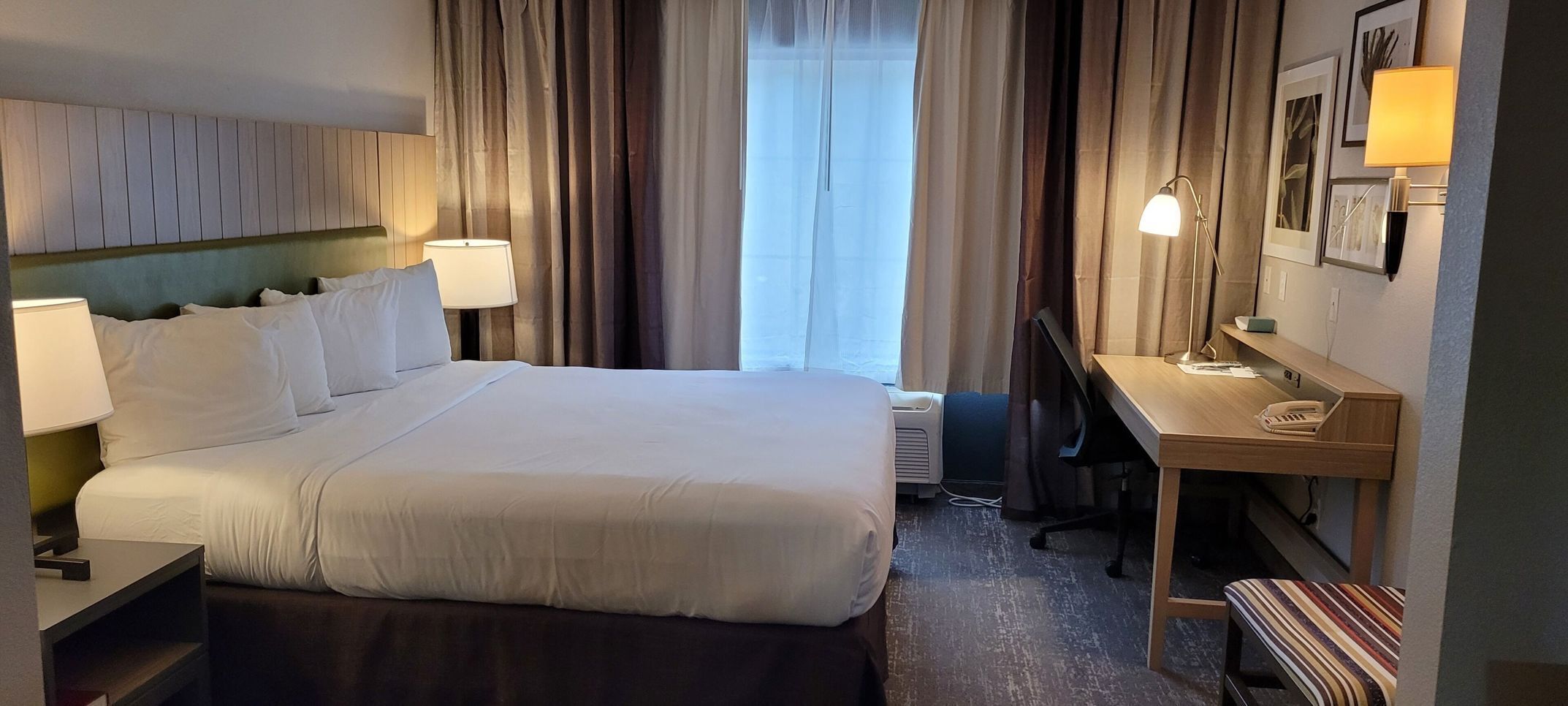 Bureau, rideaux d’obscurcissement, fer et planche à repasser