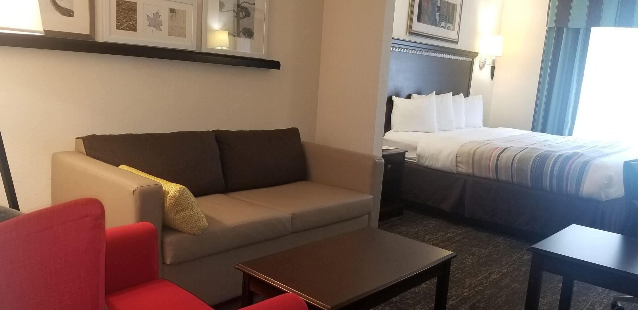 Bureau, rideaux d’obscurcissement, fer et planche à repasser