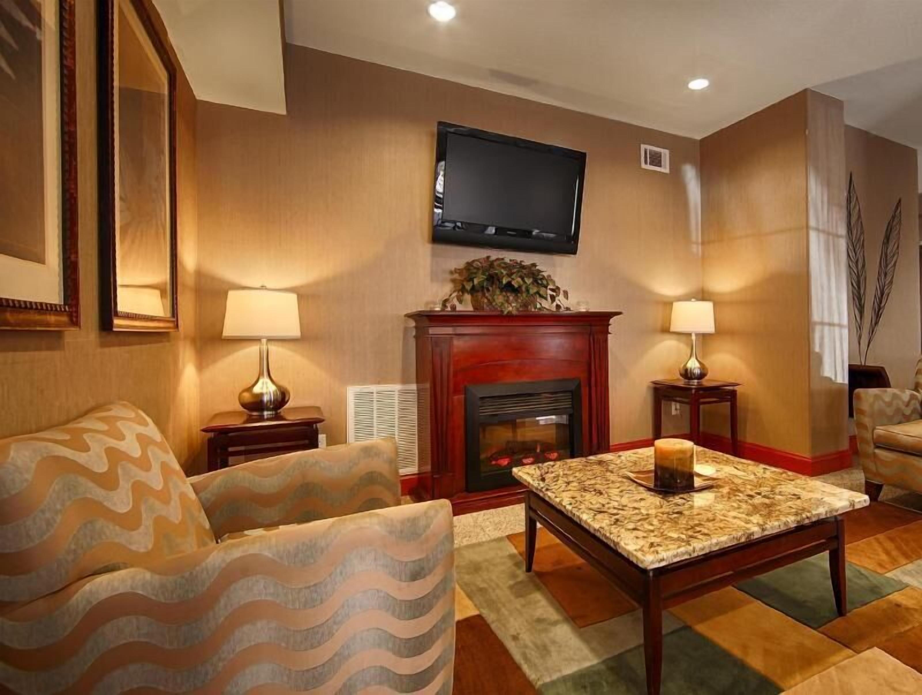 Aire de séjour | Téléviseur ACL de 45 po avec télévision par câble, téléviseur