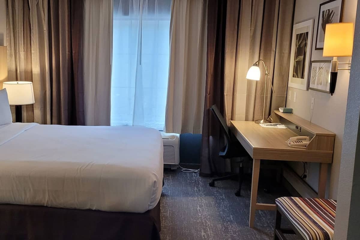 Bureau, rideaux dâobscurcissement, fer et planche Ă repasser