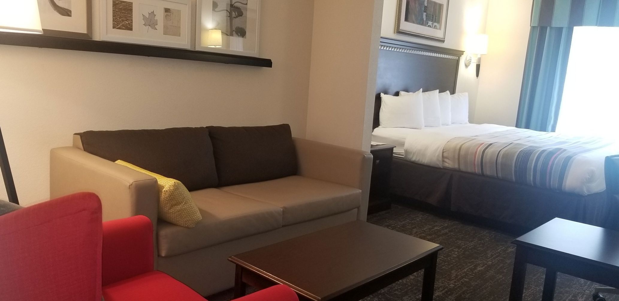 Bureau, rideaux d’obscurcissement, fer et planche à repasser