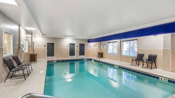 Alberca techada y camastros