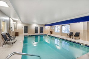 Piscina interna, espreguiçadeiras