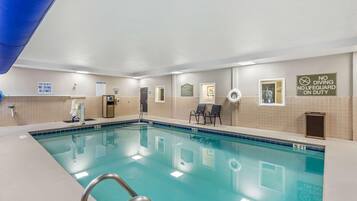 Alberca techada y camastros