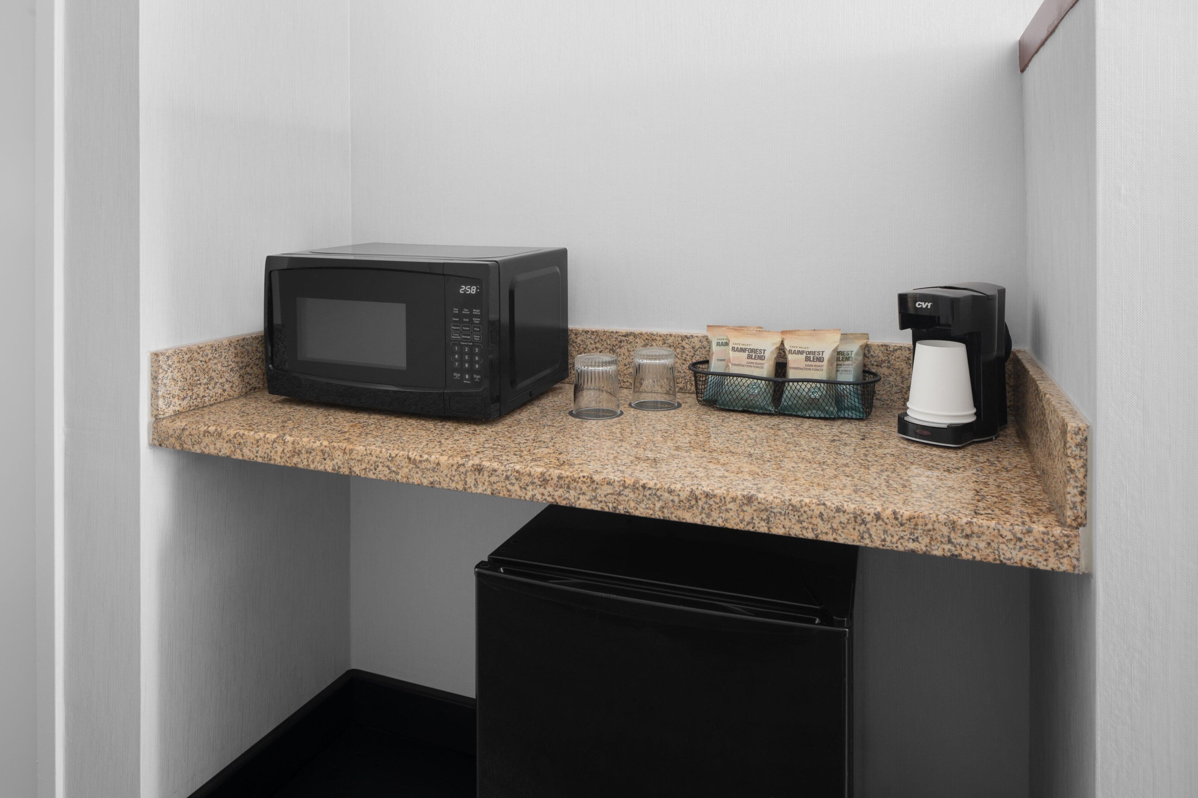 1 bedroom, hypo-allergenic bedding, desk, laptop workspace