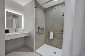 Đồ dùng nhà tắm miễn phí, máy sấy tóc, khăn tắm, xà phòng 