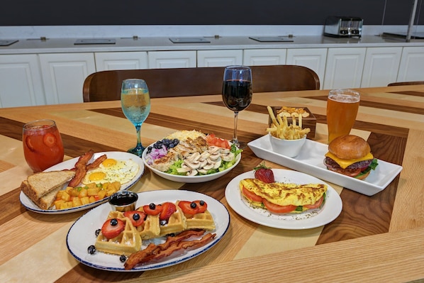 Se sirven desayunos y cenas, cocina americana