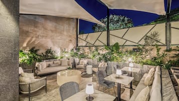 Breakfast, lunch, dinner served; international cuisine