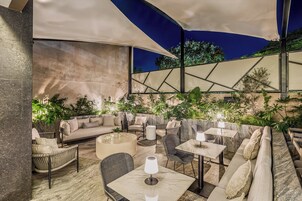 供应早餐、午餐和晚餐，国际美食